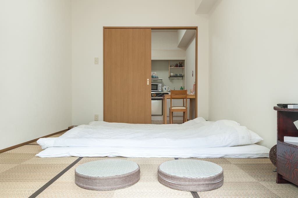 Japanese-style bedroom 卧室是日式榻榻米房间