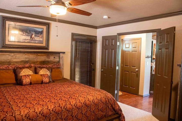 Dhomë gjumi kryesore me krevat dopio "king". 