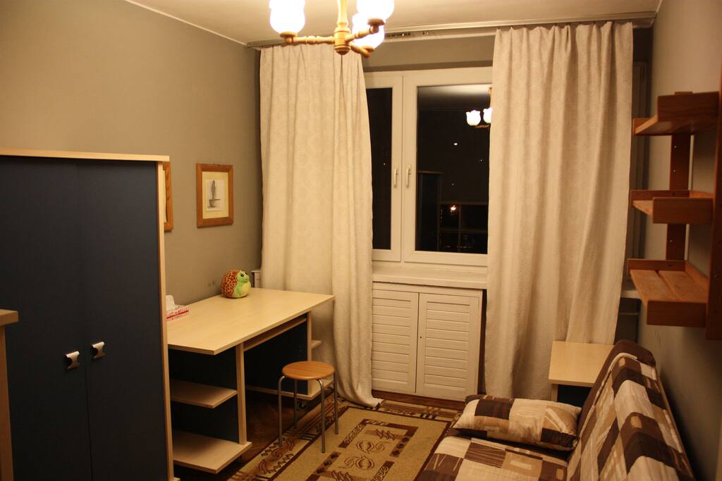 The blue room can host up to two persons.