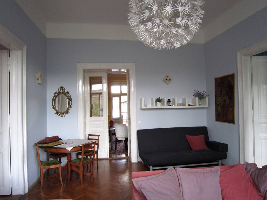 Salon donnant sur la salle à manger et deux chambres