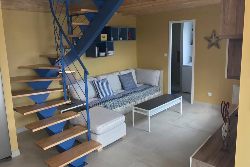 Un salon neuf et très confortable