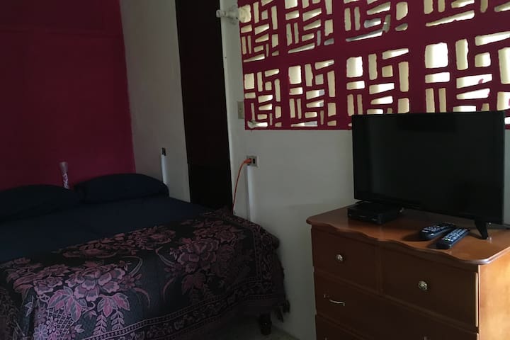 Pinky Studio on Leaders Ave 6 min drive to airport
