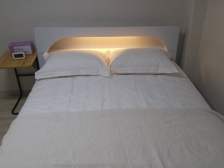Queen size bed.