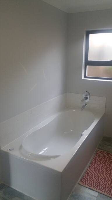 Full bathroom en-suite
