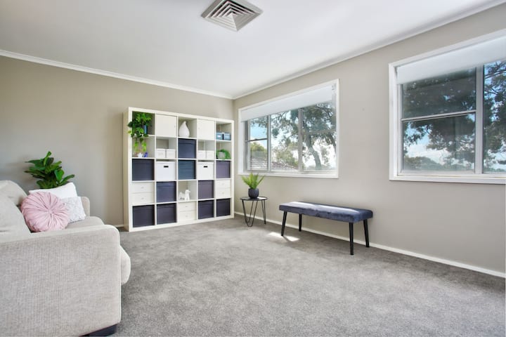 סלון שני למעלה עם ספה נפתחת.