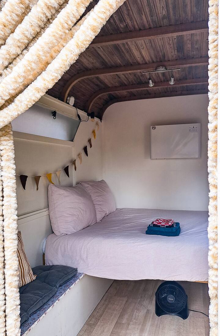 Bath towels are provided. Small towel, tea towel, dishcloth, toilet paper. And made up beds.