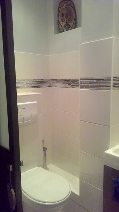 Toilettes donnant sur l'entrée