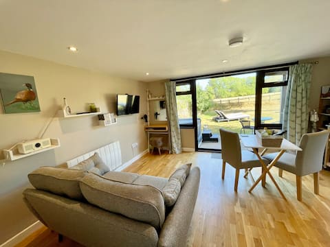 Successful Airbnb property: Pheasant Lodge romantic hot tub retreat in 13acres in East Dorset