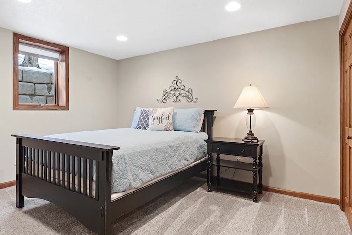 Საწოლი 152 × 203 სმ ქვედა სართულზე, სტუმრების საძინებელი ნომერი მეოთხე.