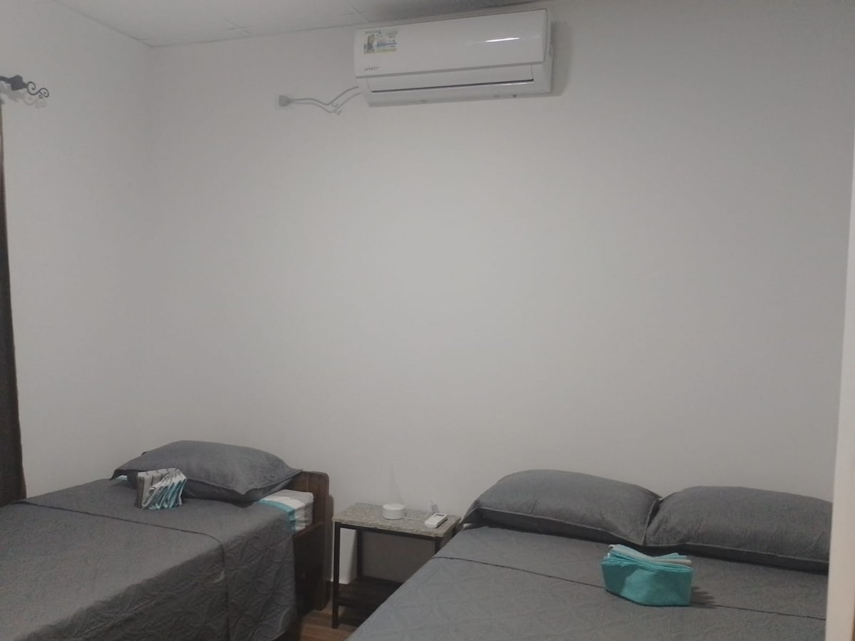 Zimmer Nr.1 mit Klimaanlage für den Komfort unserer Gäste.