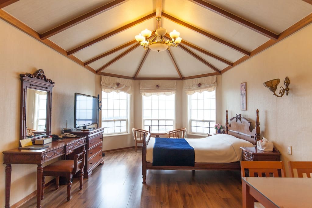 Spacious studio (533 sqft)/15평 원룸형 객실