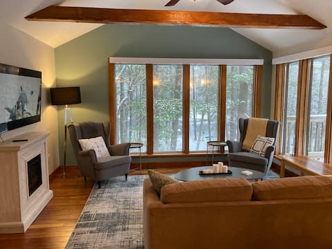 Successful Airbnb property: Relax at The Rock: Muskoka Waterfront Cottage in Severn