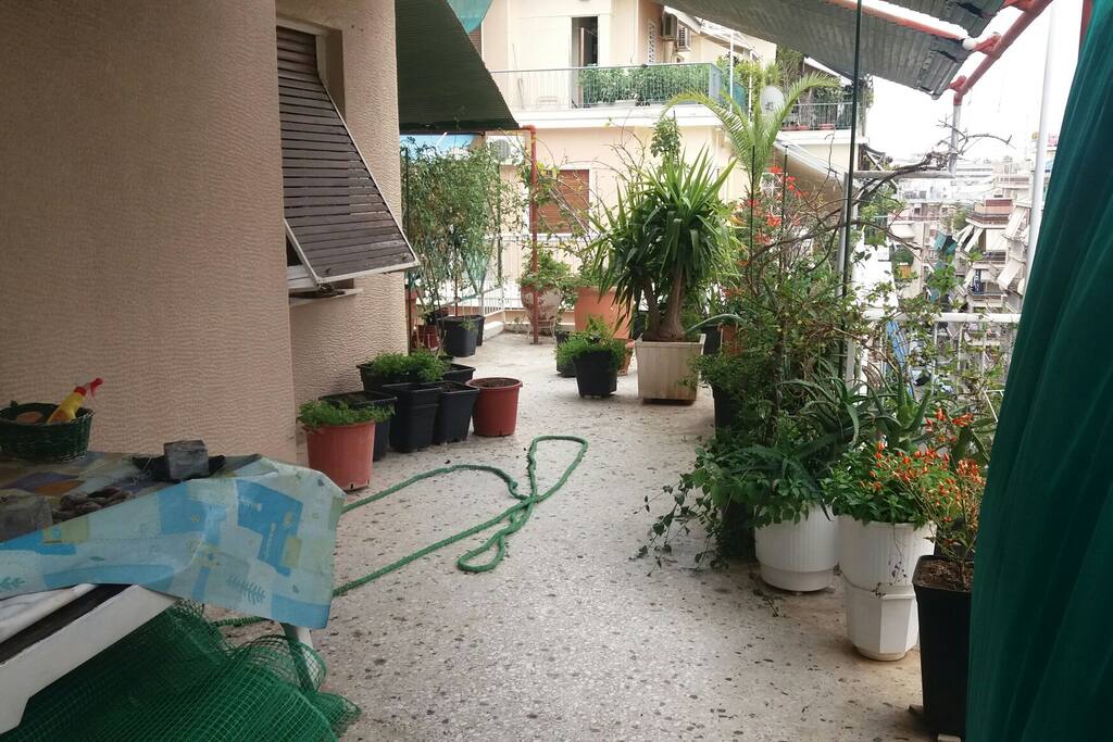 μπαλκονι με λουλουδια