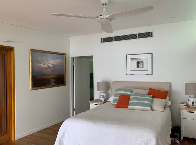 Avalon Beach Home with a View gallery image 5