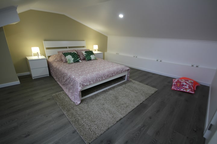 ห้องนอนคู่ที่กว้างขวางและอบอุ่น