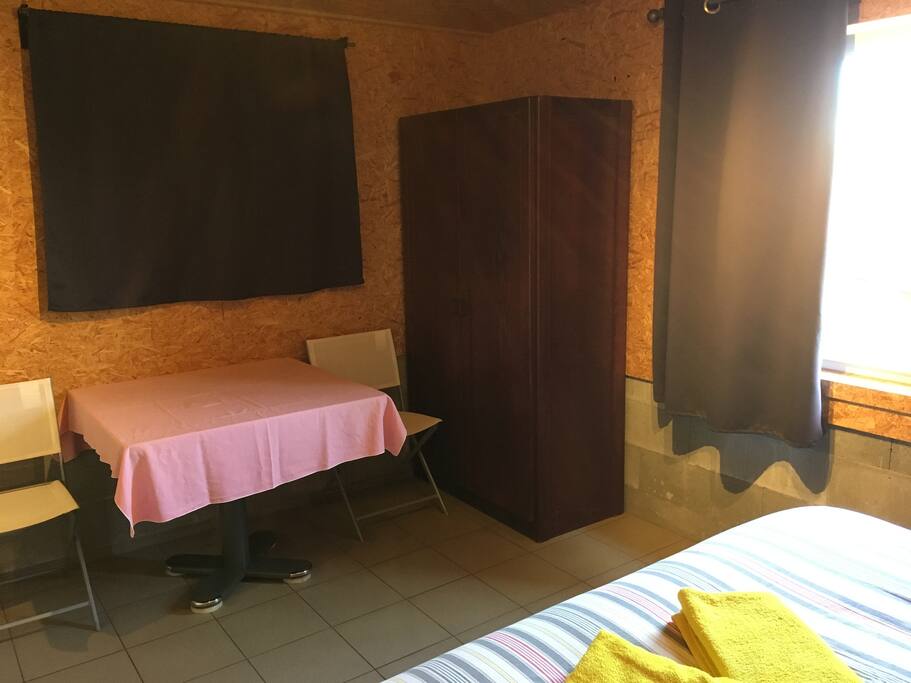 1 table et 2 chaises