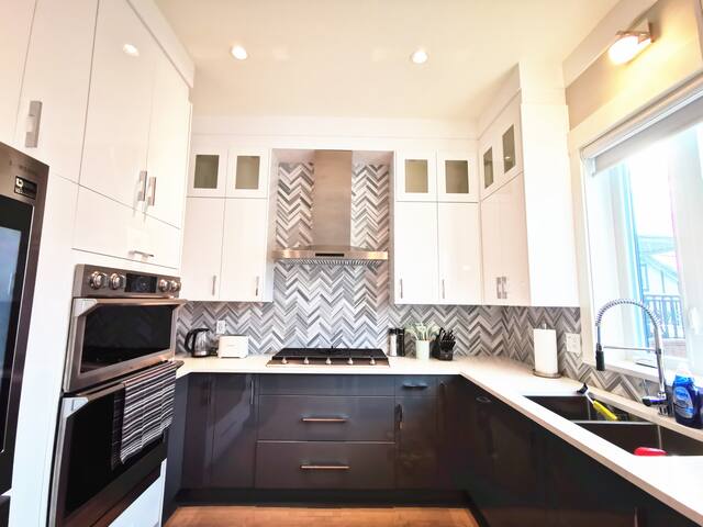 Luxury brand-new 4 bedrooms with 3 full bathrooms gallery image 3