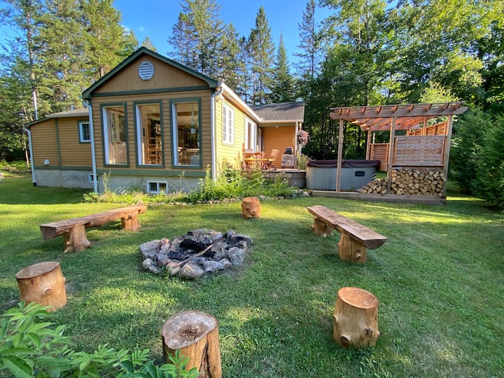 Waterfront House, ValDavid Houses for Rent in ValDavid, Québec