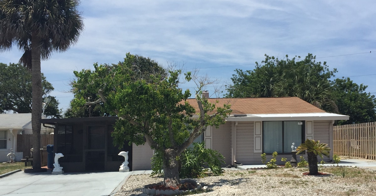Off to the BEACH! Quiet, Safe,Pet friendly Home