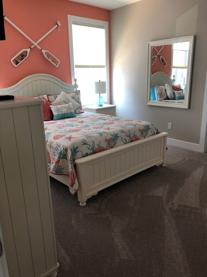 غرفة نوم كوين 1 وحمام في الطابق الأول