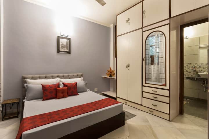 ห้องนอนพร้อมเตียงควีนไซส์