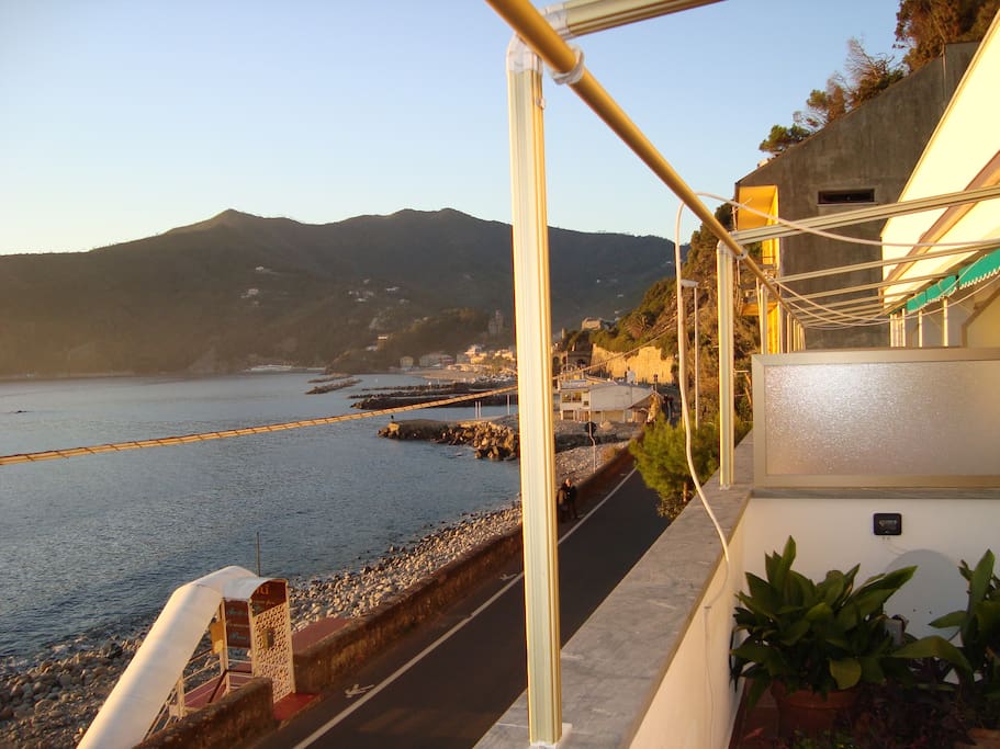 Passeggiata e Spiaggia di Moneglia vista dalla terrazza