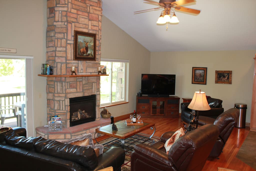 Family Room w/Leather Queen Sleeper(sleeps 2), leather chair, and leather recliners