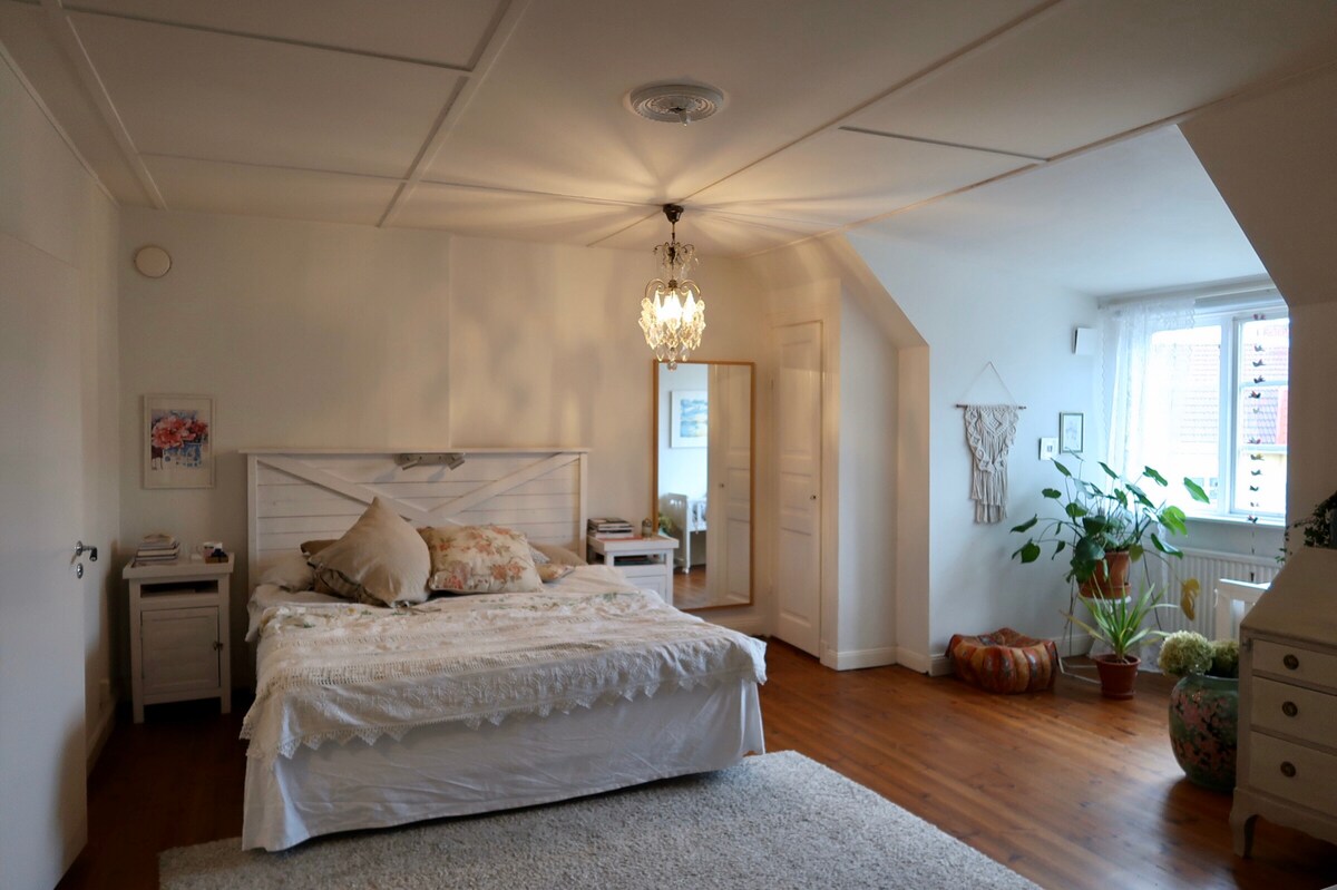 Schlafzimmer 1, Doppelbett. Auch Platz für Luftmatratze und Kinderbett