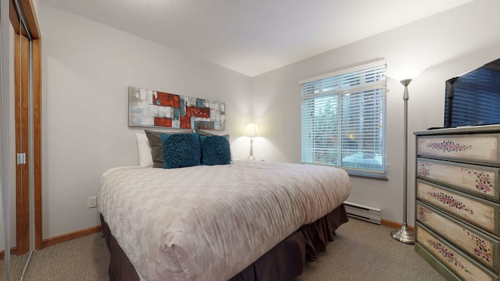 سرير مريح بحجم كينج + تلفزيون 32بوصة