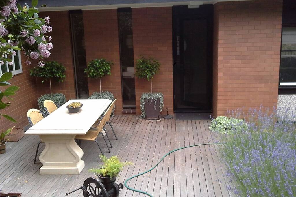 Front entrance with outdoor setting