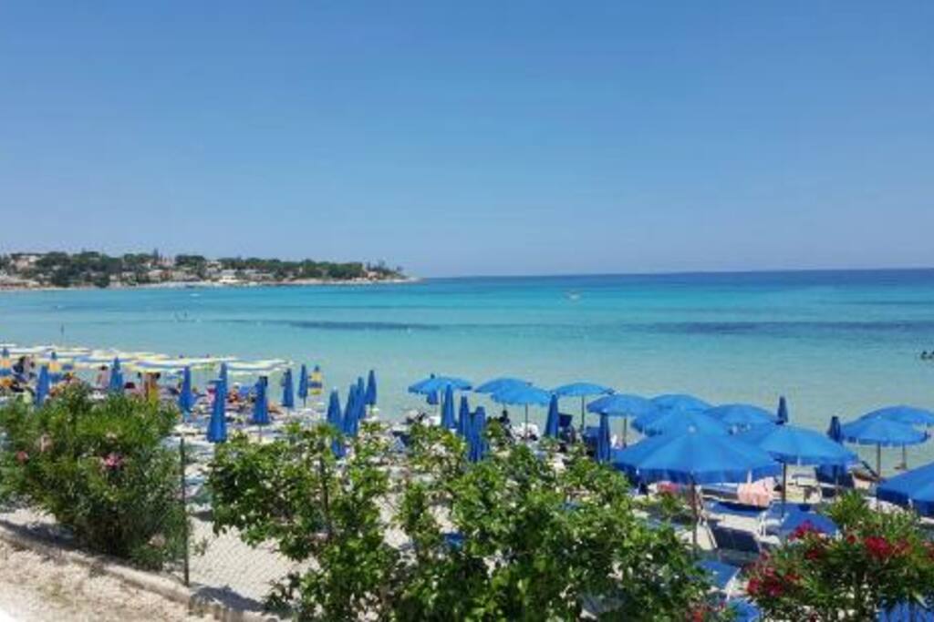 Lido di Fontane Bianche, servito di ombrelloni, lettini e docce, a pochissimi mt dalla nostra casa vacanze, raggiungibile a piedi.