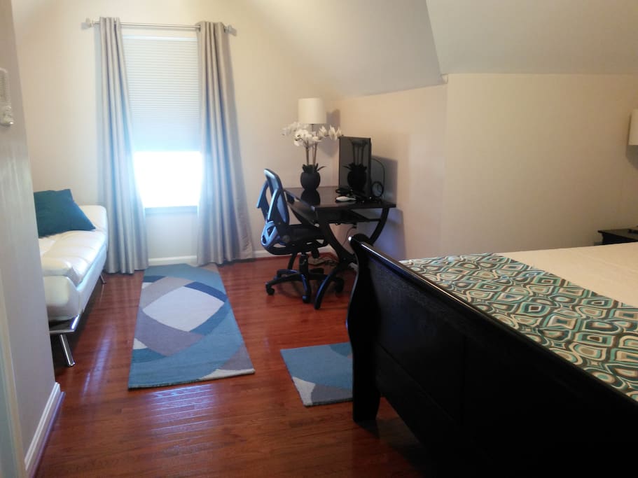 Room 1 - Queen bed and full futon