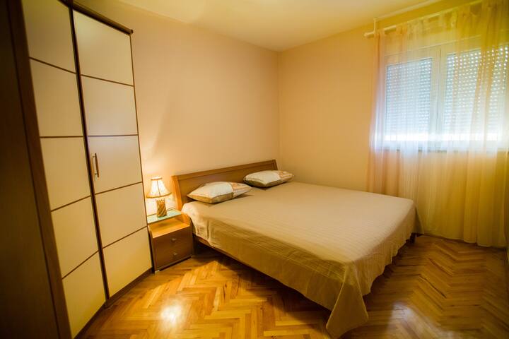 2. ห้องนอน (พร้อมเตียงคู่ขนาดใหญ่)