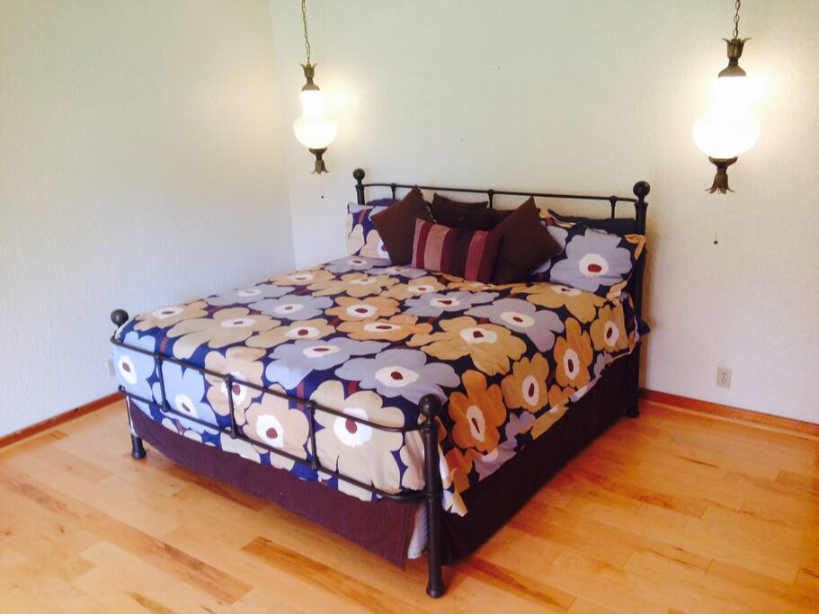 Master bedroom
(Bedroom #1)