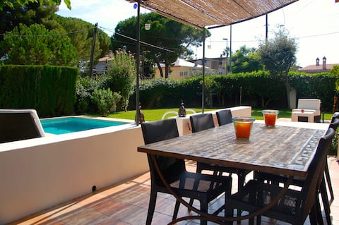 Lovely villa with pool, near beach and Barcelona