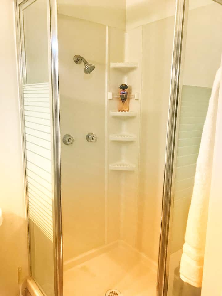 Бања 3 туш. Тука бојлерот е мал. Оваа бања нема да биде достапна за забави помали од пет 