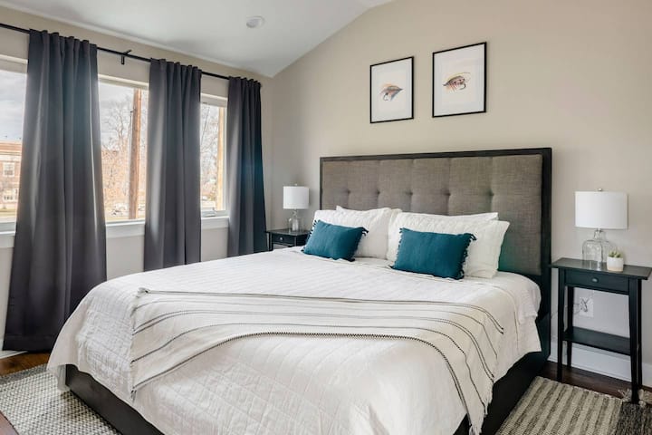 King size bed, with park view!