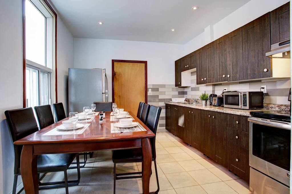 Karla
Booked September 2018 says :
I booked the place last minute but everything went smoothly. I had few questions but he responded to me quickly. Nice and clean space. Great communication :) thank you, my family had a nice time in montreal