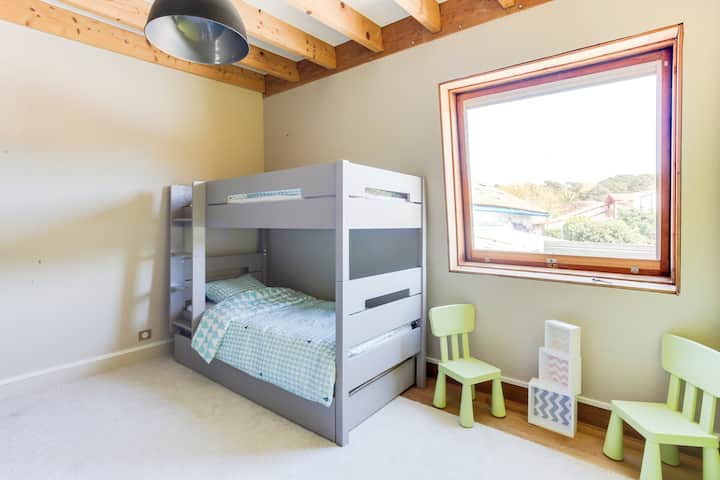 Chambre d’enfants avec lits superposés et un lit tiroir