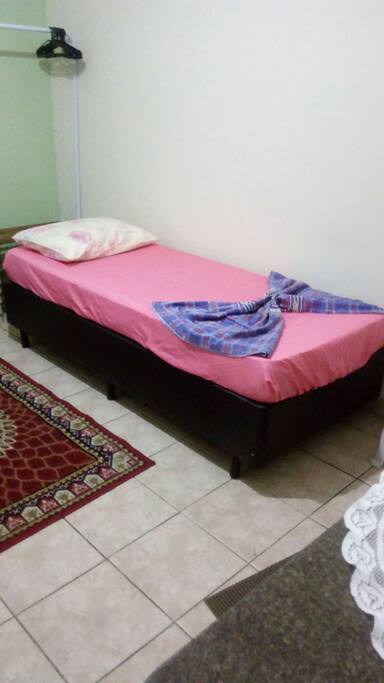 Sala compartilhada com uma das camas box