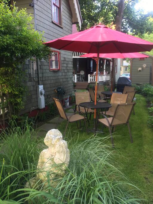 A peak into the garden with La Pensione in the back.