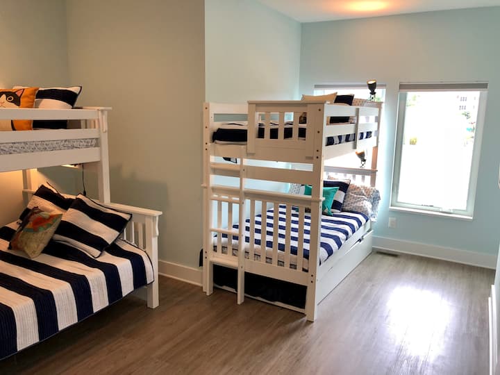 Chumba cha kulala 3 - Mwonekano mzuri wa ufukwe. Hulala hadi sita na kitanda cha chini cha malkia, mapacha wa urefu wa 3 x na trundle. Bafu lenye bomba la mvua na beseni la kuogea linaloshirikiwa na chumba cha kulala 2 - kando kwa ajili ya familia na makundi makubwa. 