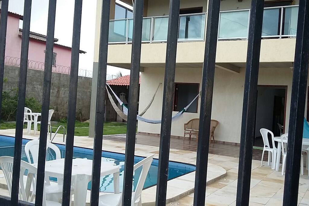 Casa bem protegida tanto na parte frontal como nas demais.