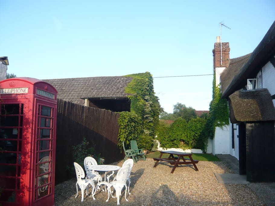 Secure back garden/yard area (ideal for dogs)