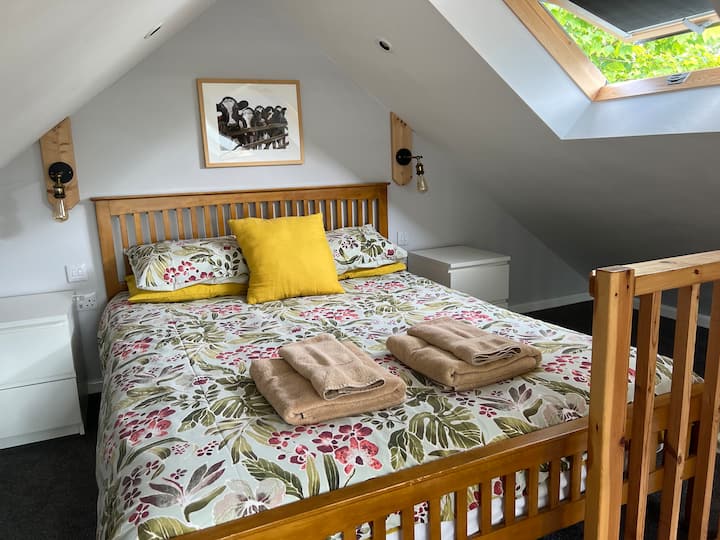 La confortable chambre en mezzanine.

La chambre est située à l'étage dans les combles de la propriété avec un espace très limité pour se tenir debout… mais qui dort debout ? ! ? ! ;-)

En raison de la position du lit, un voyageur devra grimper sur le lit pour entrer.