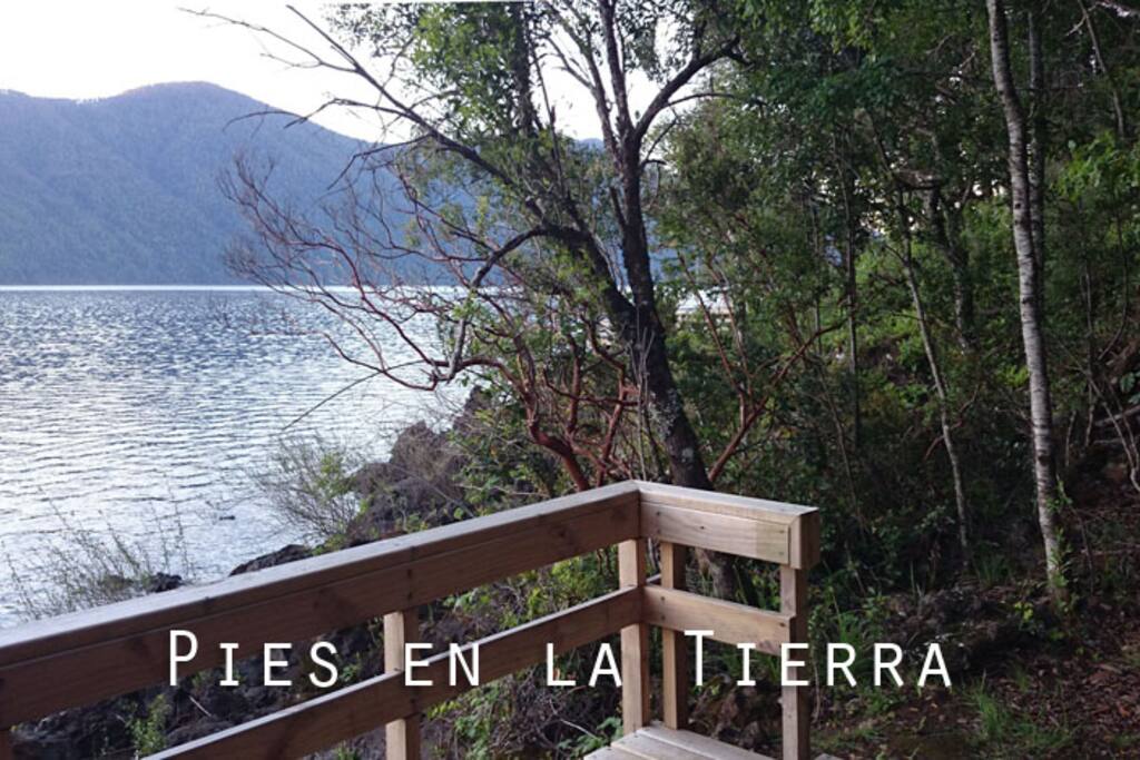 Pequeña terraza con vista al lago