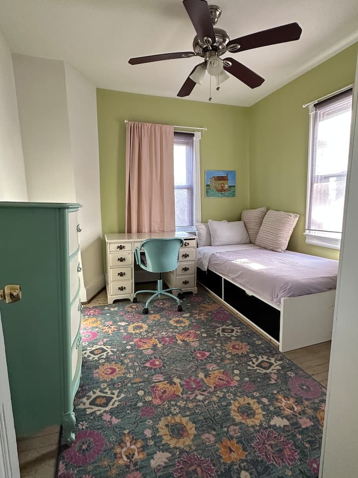 Dormitorio con cama doble