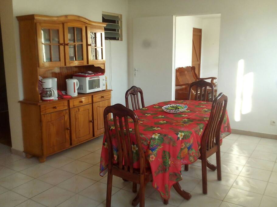 Salle à manger avec équipement