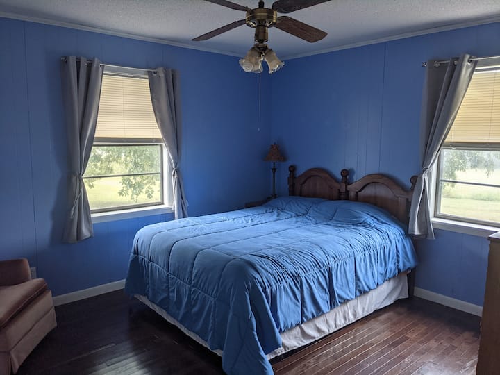 Dormitorio de abajo con 3 camas tamaño queen...