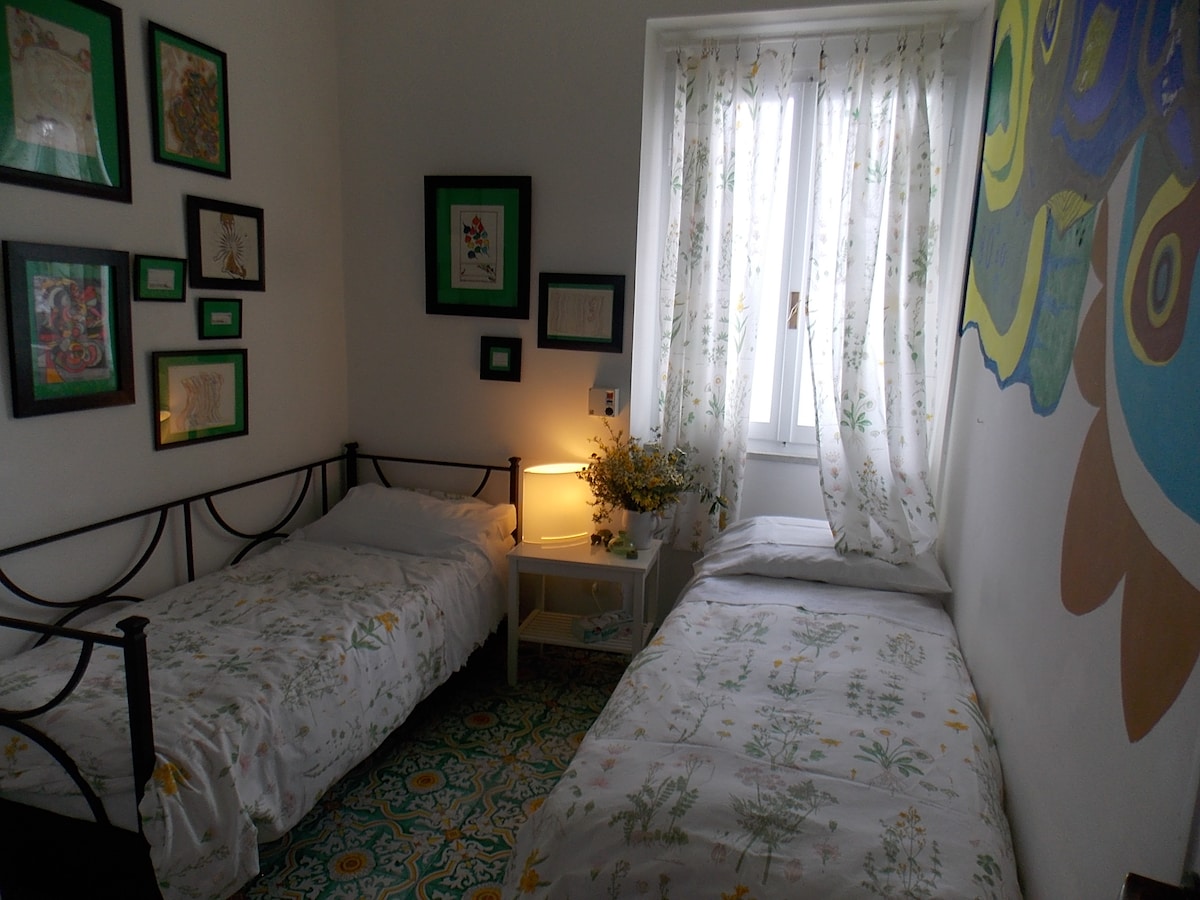 зелена спална соба со 2 кревета